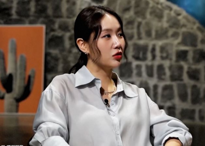 thumbnail - 가수 소유, 성형설 루머에 직접 해명...10kg 감량에 앞트임은 메이크업