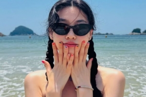 기사로 이동 - 배우 정호연, 붉은 수영복 입고 독보적 몸매와 모델다운 포즈 뽐내...여름의 청량함 가득담아