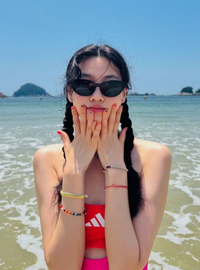 thumbnail - 배우 정호연, 붉은 수영복 입고 독보적 몸매와 모델다운 포즈 뽐내...여름의 청량함 가득담