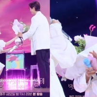 thumbnail - 아이유, 박보검에 무릎 꿇고 꽃다발...박보검은 눈물 무슨일?