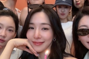 기사로 이동 - ‘소녀시대 데뷔 18주년’ 완전체 모임으로 변함없는 우정 드러내...“친구들이 너무 좋다”