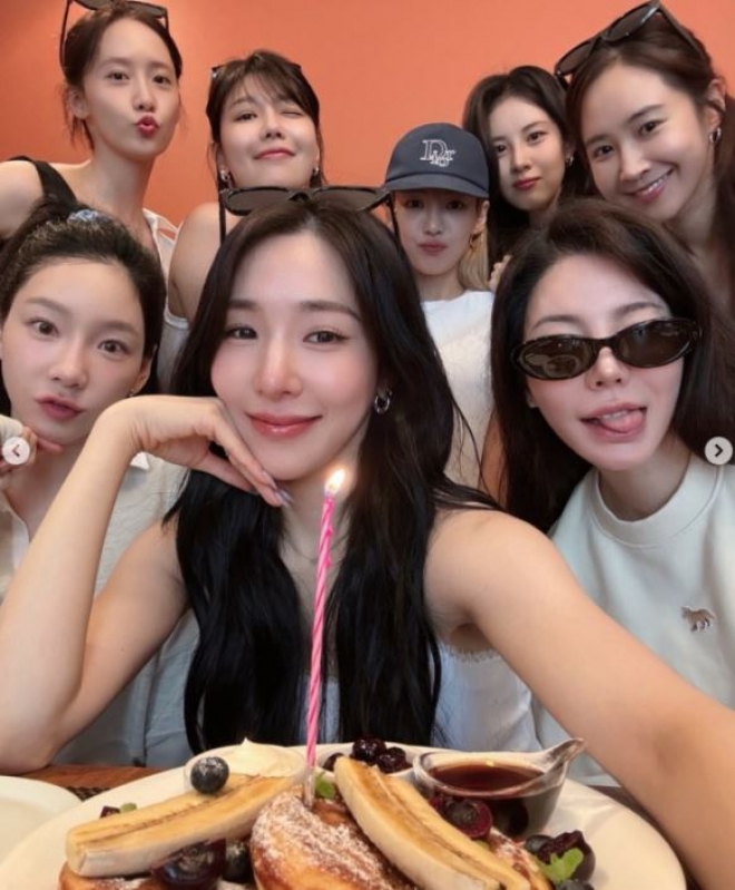 thumbnail - ‘소녀시대 데뷔 18주년’ 완전체 모임으로 변함없는 우정 드러내...“친구들이 너무 좋다”