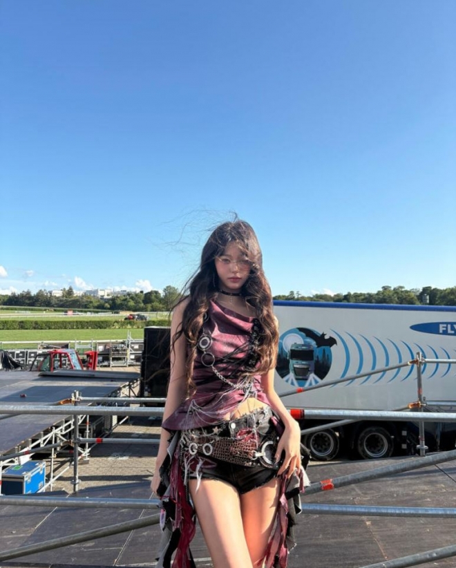thumbnail - 장원영, 올여름 가장 강렬한 무대의상...“옷 하나하나가 아트 작품“