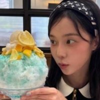 thumbnail - 에스파 윈터, ‘빙수보다 작은 얼굴’…루이비통 헤어밴드로 완성한 단아한 미모