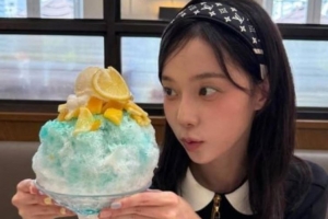 기사로 이동 - 에스파 윈터, ‘빙수보다 작은 얼굴’…루이비통 헤어밴드로 완성한 단아한 미모