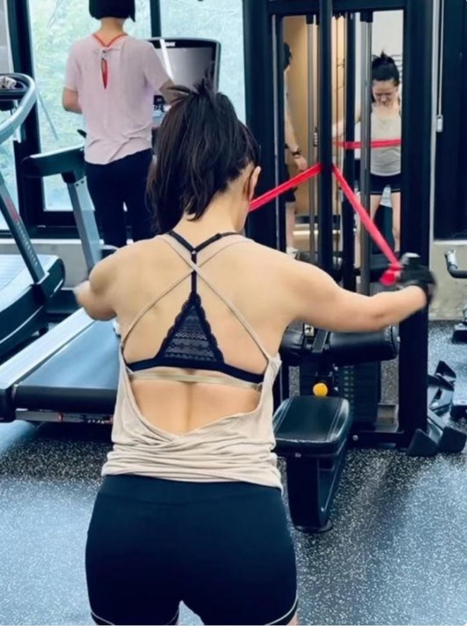 thumbnail - 손예진, 헬스장에서 뽐낸 완벽한 등근육…“D-14”