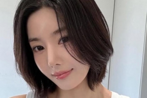 기사로 이동 - 권은비, 건강 회복 후 청초한 근황 알려...“눈빛에 심쿵 포인트”