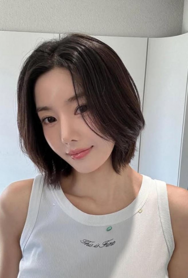 thumbnail - 권은비, 건강 회복 후 청초한 근황 알려...“눈빛에 심쿵 포인트”