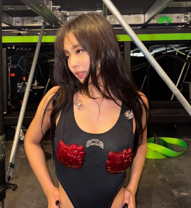 thumbnail - “앞머리 하나 바꿨을 뿐인데…” 제니, 31회차 월드투어 중 밀라노 뒤흔든 ‘젠득이’ 미모