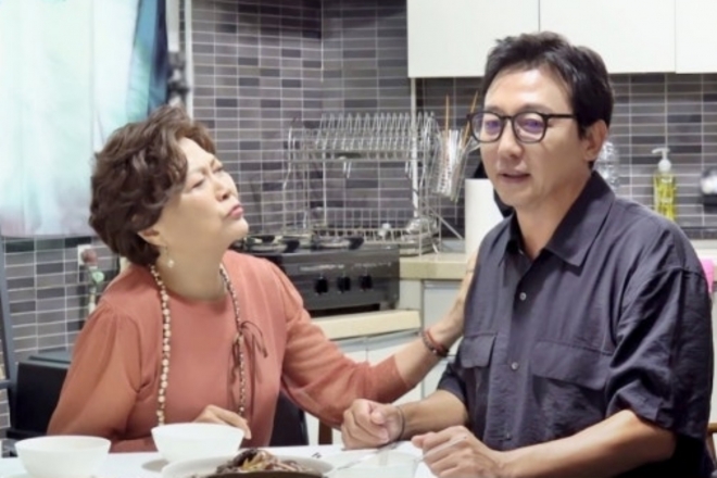 thumbnail - 탁재훈, 이혼 10년만 ♥여자친구 공개…‘28살 연상’ 김용림 누구?