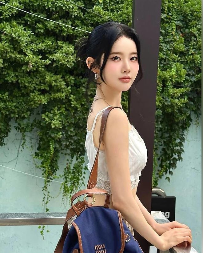 thumbnail - 박남정딸 STAYC 시은, 직각어깨에 11자 각선미까지 초슬렌더 몸매로 성숙미 드러내...