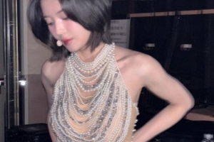 기사로 이동 - ‘워터밤 여신’ 권은비, 누드톤 의상으로 착시 효과...속살까지 드러나 상의 안 입은 줄