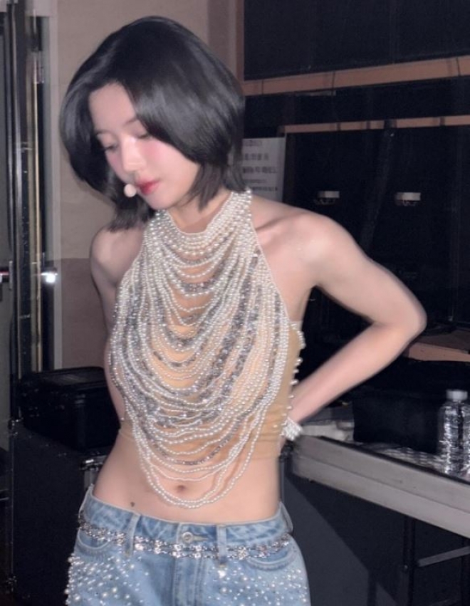 thumbnail - ‘워터밤 여신’ 권은비, 누드톤 의상으로 착시 효과...속살까지 드러나 상의 안 입은 줄