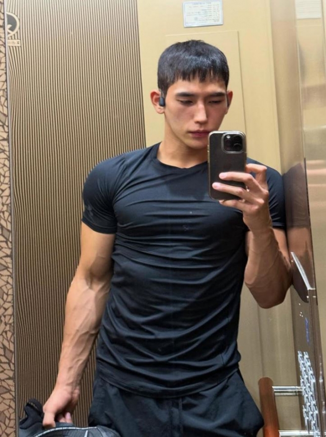 thumbnail - 육준서, 땀에 젖은 여름 밤…“한층 깊어진 표정”
