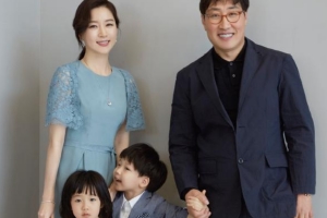 기사로 이동 - ‘20살 연상 남편♥’ 이영애, 15살 쌍둥이 남매 근황→화장품 연구소 운영
