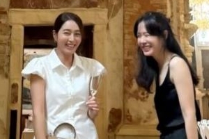 기사로 이동 - 이민정, 손예진과 베니스에서 빛나는 투샷...이병헌의 아내들 “어쩔수가없다”