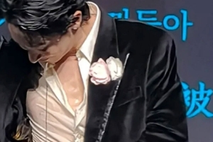기사로 이동 - 이수혁 ‘12시간 지옥의 팬미팅’…“사인 안 하면 못 떠나” 땀범벅 탈진에 팬심은 ‘부글부글’