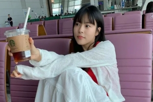 기사로 이동 - ‘응답하라 1994’ 민도희 공항 사진 한 장에 ‘시끌’…신발 올린 자세에 갑론을박 활활