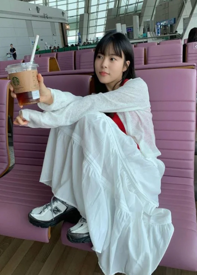 thumbnail - ‘응답하라 1994’ 민도희 공항 사진 한 장에 ‘시끌’…신발 올린 자세에 갑론을박 활활