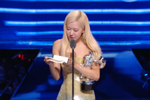 기사로 이동 - 블랙핑크 로제, MTV VMA서 2관왕…K팝 최초 ‘송 오브 더 이어’ 수상