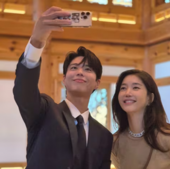 thumbnail - ‘SK 최태원 동거인’ 김희영, 박보검과 다정한 투샷…의외의 친분