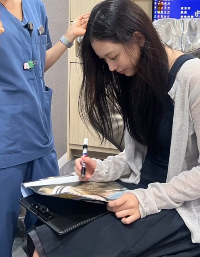 thumbnail - 뉴진스 해린, 병원에서 근황 포착…성숙해진 미모 눈길
