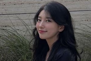 기사로 이동 - 수지, 가을 분위기 물씬 풍기는 첫사랑...여전한 청순미로 팬들 시선 끌어