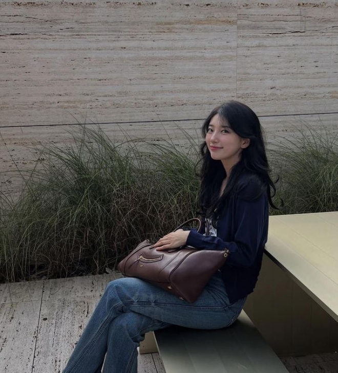 thumbnail - 수지, 가을 분위기 물씬 풍기는 첫사랑...여전한 청순미로 팬들 시선 끌어