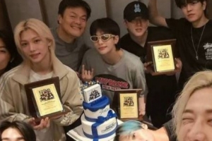 기사로 이동 - 박진영 ‘스트레이 키즈’ 멤버 전원에게 순금 액자 선물 화제...순금 총 160돈으로 약 1억 상당