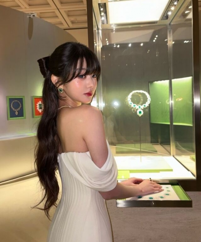 thumbnail - 장원영, 고혹적인 오프 숄더 드레스 입고 여신으로 변신...아름다운 몸매와 청순한 얼굴 드