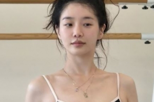 기사로 이동 - 오징어게임2 박규영, 민낯의 청순미 폭발...발레로 다져진 여리여리한 몸매 드러내