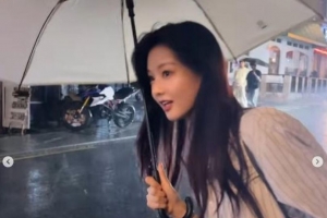 기사로 이동 - 이세희, 드디어 ‘찌그러진 우산’과 작별…새로운 근황 공개