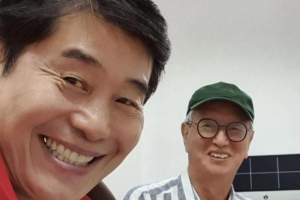 기사로 이동 - 이연복 셰프, 故 전유성 애도…“산소호흡기 하신 채로도 개그를 멈추지 않으셨다”