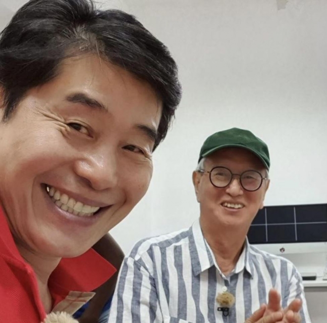 thumbnail - 이연복 셰프, 故 전유성 애도…“산소호흡기 하신 채로도 개그를 멈추지 않으셨다”