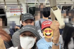 기사로 이동 - 손예진, 지하철 귀가 현장 포착…‘지옥철’ 속 환한 미소