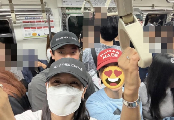 thumbnail - 손예진, 지하철 귀가 현장 포착…‘지옥철’ 속 환한 미소