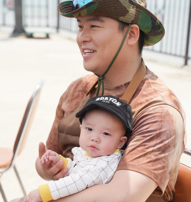 thumbnail - “결혼도 안 하고 애 낳았냐”…‘조혜원♥’ 이장우, 아기 품에 안고 ‘훈훈 미소‘