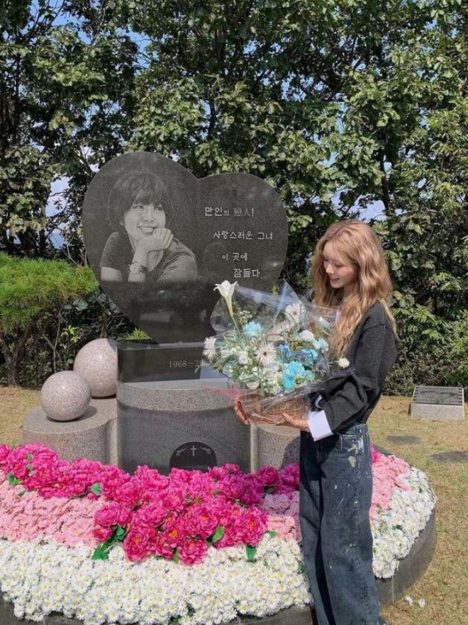 thumbnail - 최준희, 엄마 故 최진실 17주기 묘소 찾아...“자주 못 와 미안해”