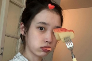 기사로 이동 - ‘32세’ 아이유, 민낯 셀카 공개...“잘 가 여름“