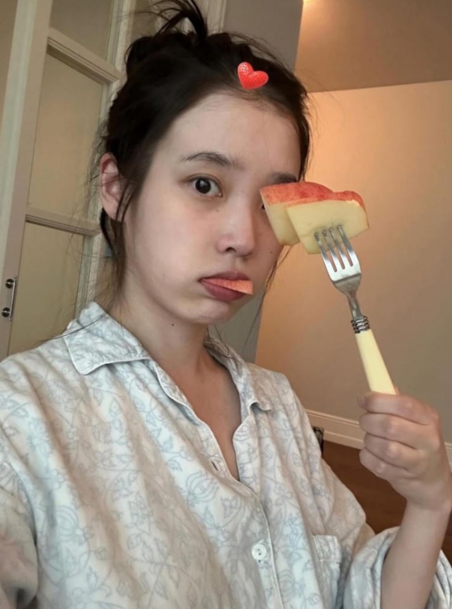 thumbnail - ‘32세’ 아이유, 민낯 셀카 공개...“잘 가 여름“