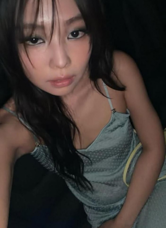 thumbnail - 블랙핑크 제니, 파리를 압도한 ‘샤넬 뮤즈’로 인종차별 논란 지워…“샤넬이 선택한 이유를 