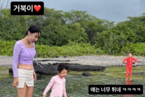 기사로 이동 - 이지혜, 의도치 않은 ‘뱃살 공개’ 후...“거북이 보고 흥분했더니 배 가리는 거 깜빡”