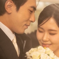 thumbnail - ‘4년차 유부남’ 김원훈, 엄지윤과 웨딩화보…엉덩이 문질 ‘파격 스킨십’ thumbnail - ‘4년차 유부남’ 김원훈, 엄지윤과 웨딩화보…엉덩이 문질 ‘파격 스킨십’