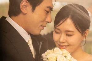 기사로 이동 - ‘4년차 유부남’ 김원훈, 엄지윤과 웨딩화보…엉덩이 문질 ‘파격 스킨십’