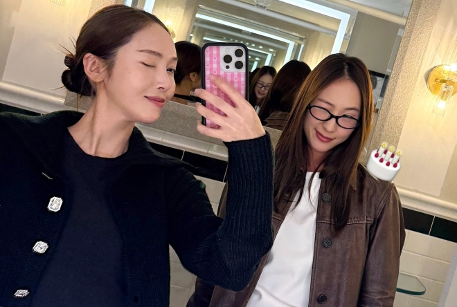 thumbnail - “예쁜 애 옆 더 예쁜 애”…제시카, 크리스탈 31세 생일 기념 ‘정자매’ 투샷 thumbnail - “예쁜 애 옆 더 예쁜 애”…제시카, 크리스탈 31세 생일 기념 ‘정자매’ 투샷