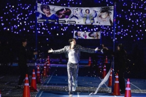 기사로 이동 - 방탄소년단 진, “도전이 두려움을 이겼다”… 4개월 팬콘 투어 화려한 피날레