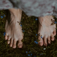 thumbnail - “맨발로 걷기, 정말 건강에 도움이 되는걸까?” 전문의들이 말하는 ‘맨발 걷기’