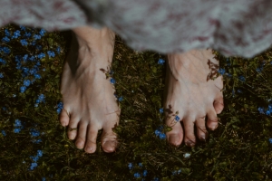 기사로 이동 - “맨발로 걷기, 정말 건강에 도움이 되는걸까?” 전문의들이 말하는 ‘맨발 걷기’