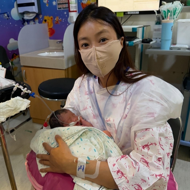 thumbnail - ‘이혼 후 임신’ 이시영, 전남편 딸 출산…“하느님이 주신 선물”