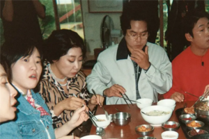 기사로 이동 - 혜리·박보검 재회, 류준열만 빠졌다…‘응답하라 1988’ 10주년 MT 현장